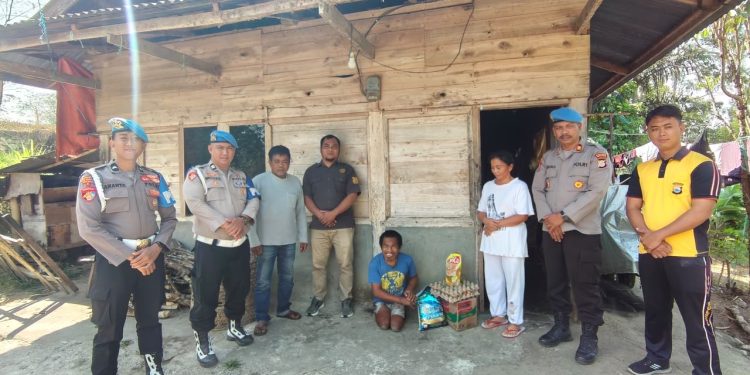 Sambut HUT ke-24, Sipropam Polres Toraja Utara Bagikan Sembako untuk Warga