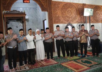 Polisi Bersama Masyarakat, Kapolda Sulsel Safari Jumat di Masjid Nurul Iman