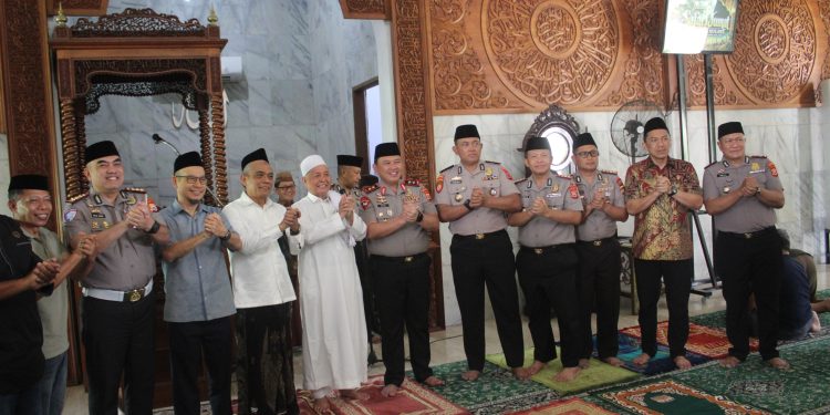 Polisi Bersama Masyarakat, Kapolda Sulsel Safari Jumat di Masjid Nurul Iman