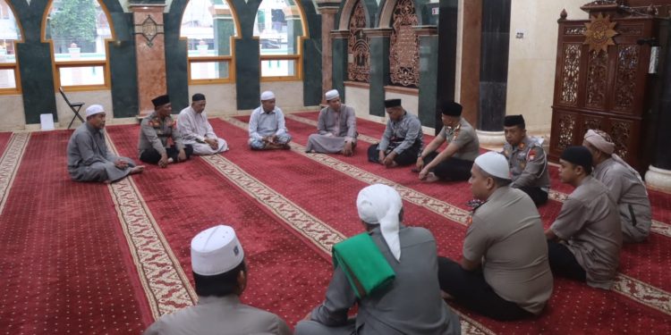 Subuh Keliling, Kapolres Toraja Utara Ajak Warga Jaga Kamtibmas dan Manfaatkan Layanan 110